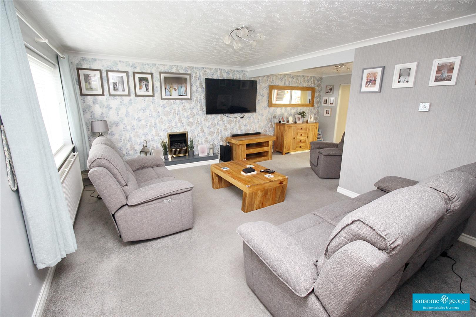 5 bed property in Farm Drive, Reading